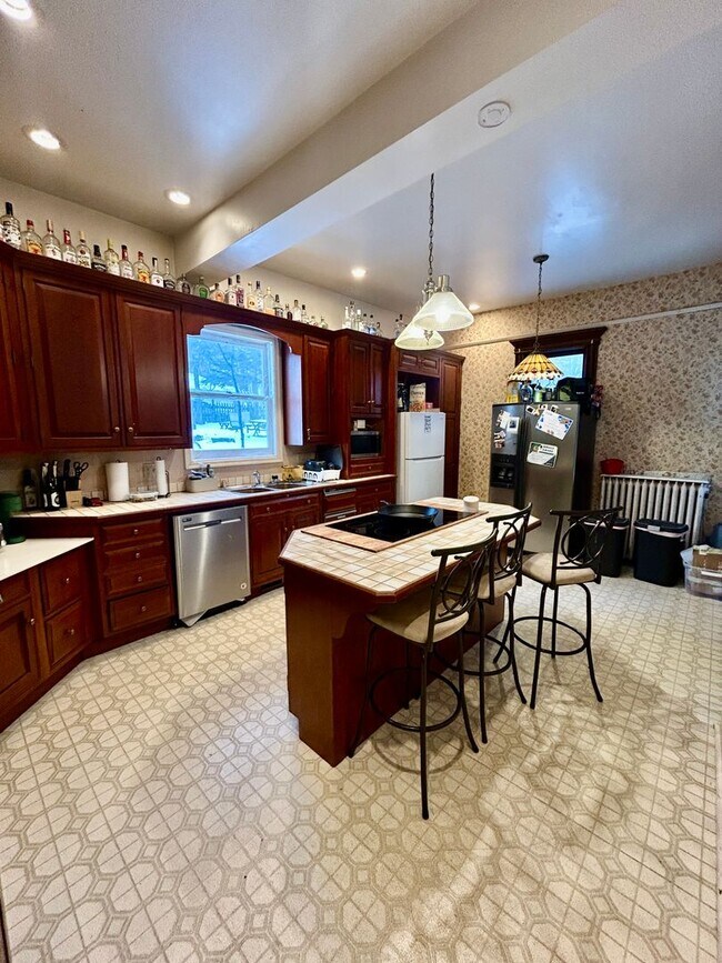 Building Photo - 2115 E 1st St