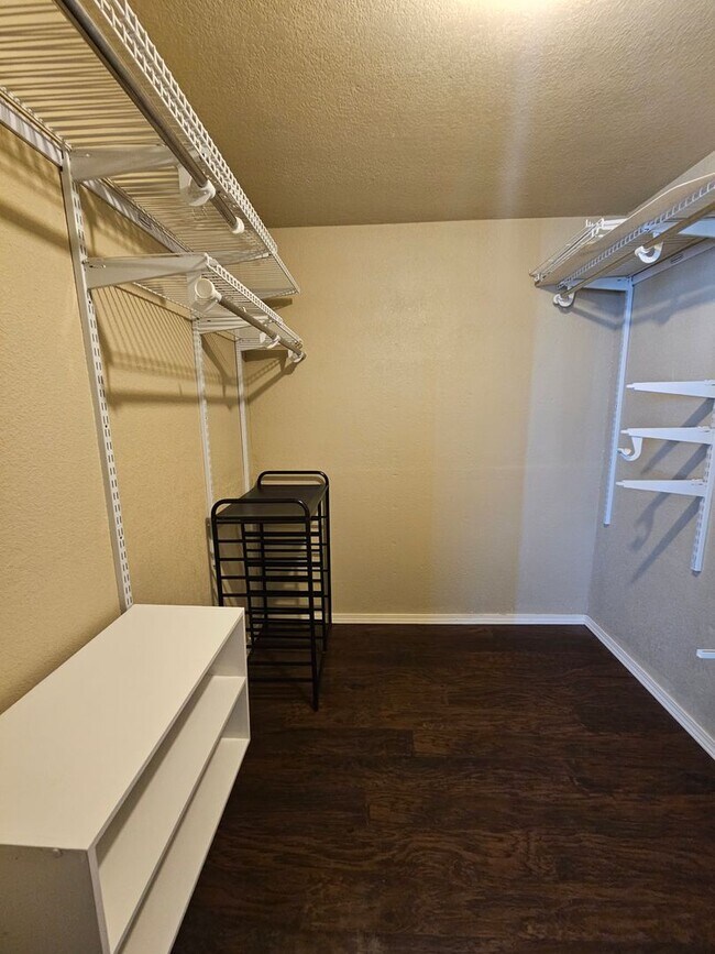 Building Photo - (2) Bed/2.5 (Bath)Townhome! Pool Access!