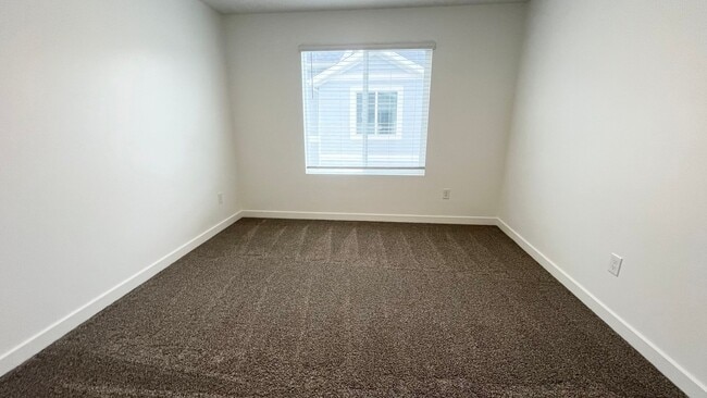 Building Photo - 3 Bedroom/2.5 Bathroom Townhouse in Magna