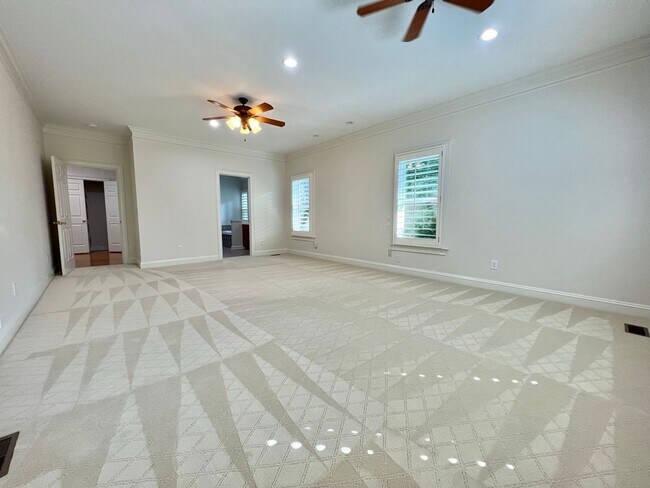 Building Photo - 5 Bed, 3.5 Bath w/ 3 Car Garage Less than 1 Mile from Downtown Franklin