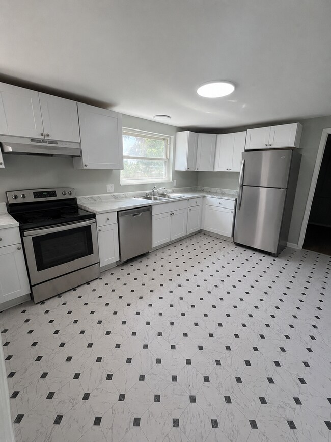 Building Photo - Spacious 2-story 5 Bedroom / 2 Bathroom