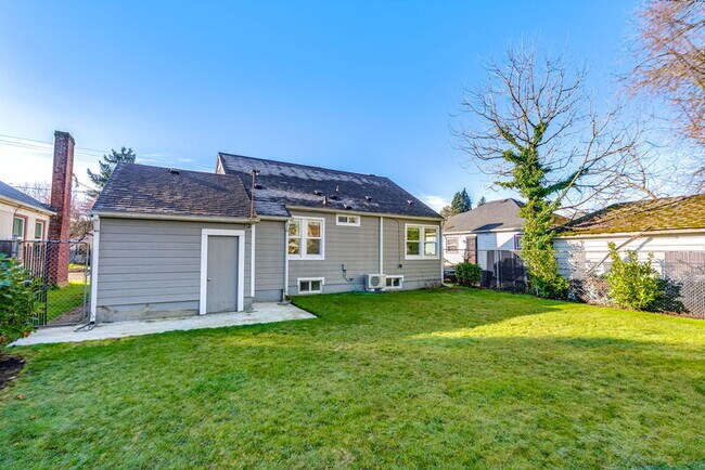 Building Photo - 1937 NE Dekum St