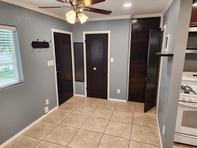 Building Photo - 711-721 S Pine St