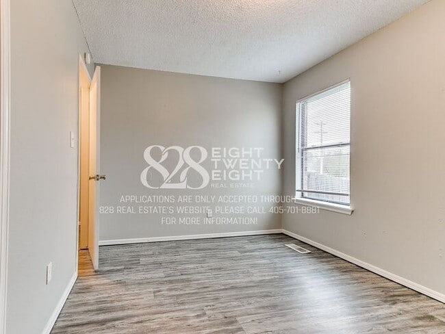 Building Photo - Now Touring & Available for Move in! 3 Bed/1.5 Bath Duplex in West Norman!