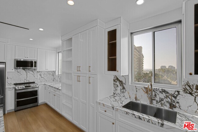 Building Photo - 100 S Doheny Dr