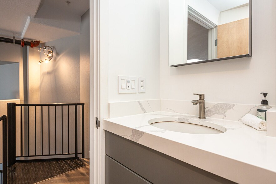 Building Photo - 346 1st St