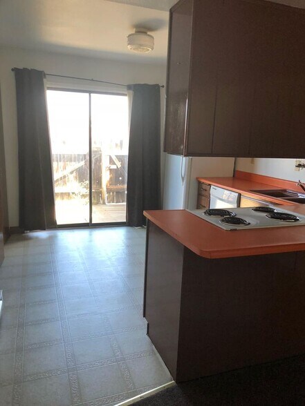 Building Photo - 44 Royal Crest Dr