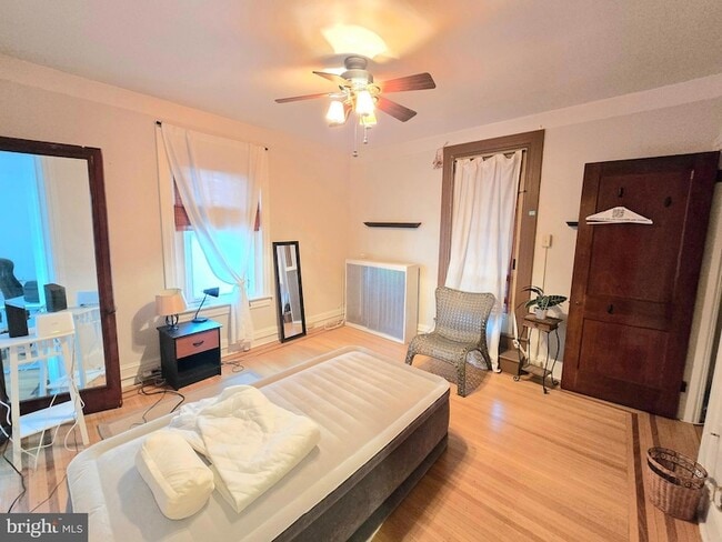 Building Photo - 557 Hamilton St