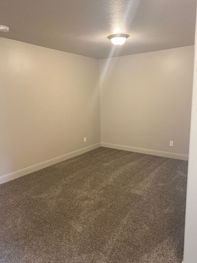 Building Photo - 3 bed 2.5 bath in  Townhome Spanish Fork
