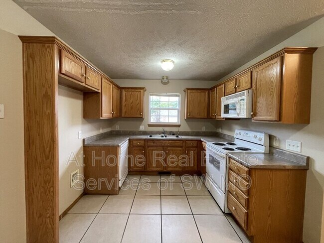 Building Photo - 4450 W La Siesta St