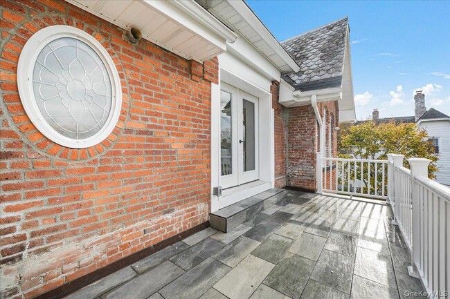 Building Photo - 260 W Main St