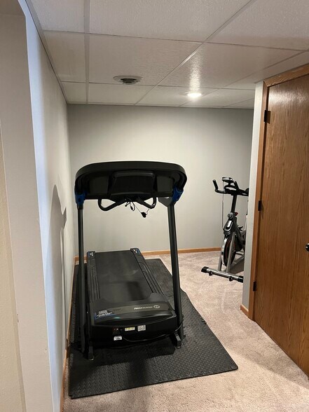 Building Photo - 1909 Holiday Rd