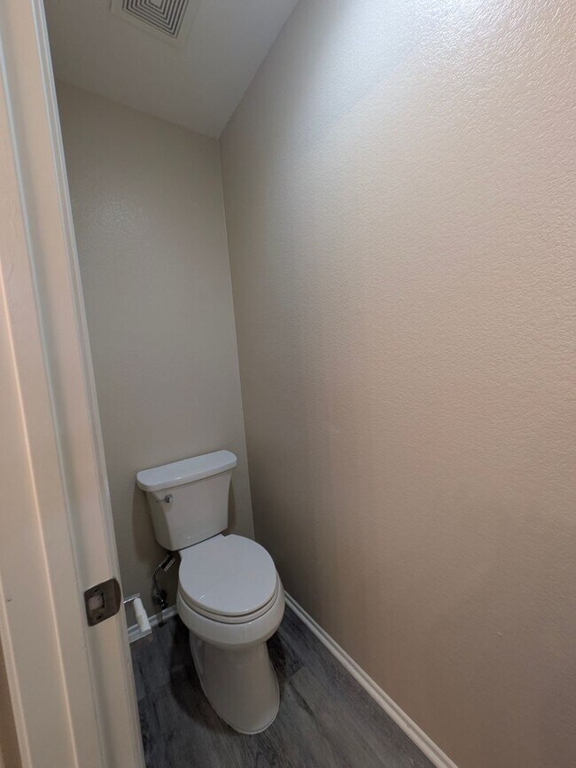 Building Photo - Beautiful 3 bedroom home