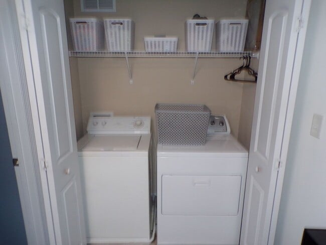 Building Photo - Two Bedroom Two and half Bathrooms Townhome!