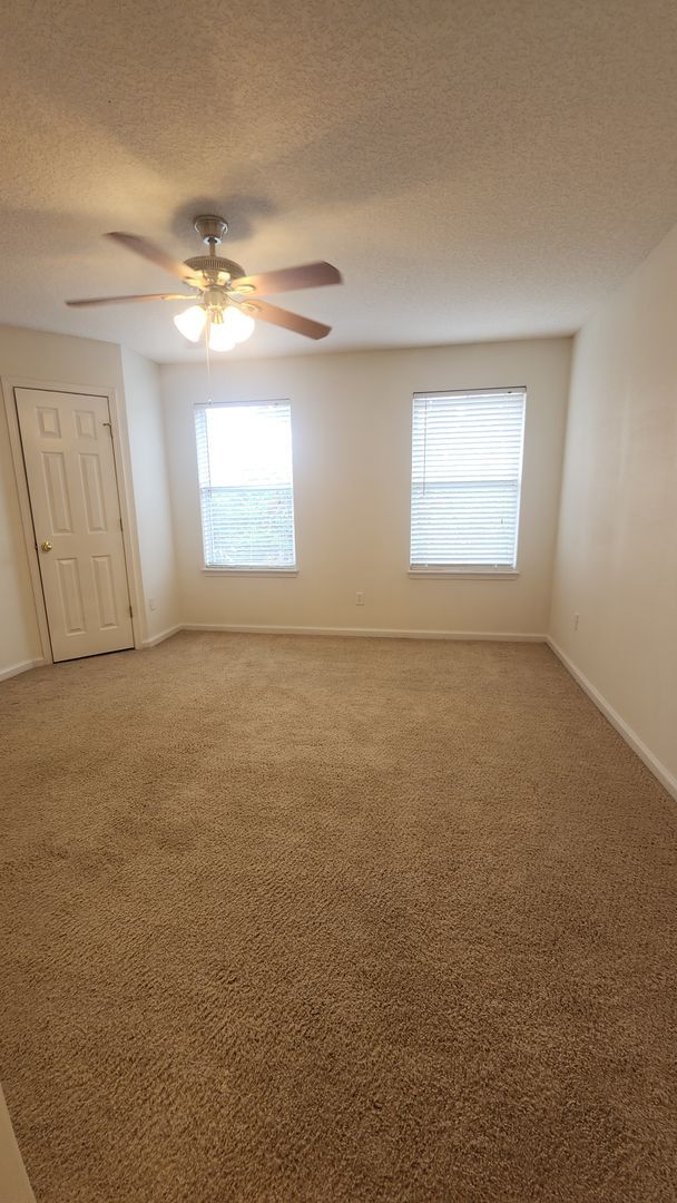 Building Photo - Lovely Move in Ready Home