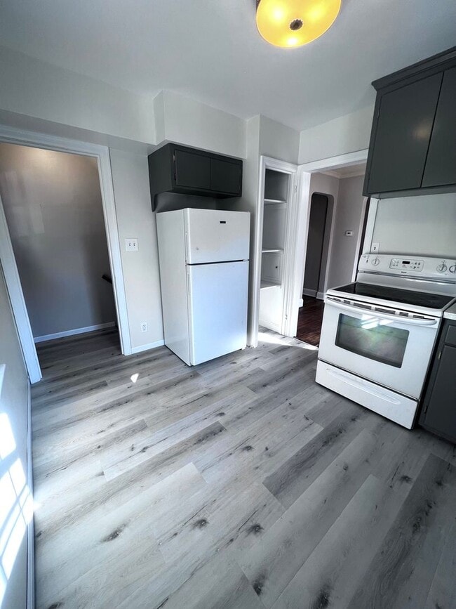 Building Photo - AVAILABLE JUNE 1ST: 4 bedroom 2 bathroom home!