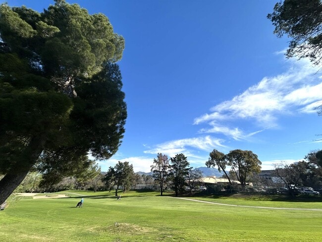 Building Photo - 1632 Siskiyou Dr