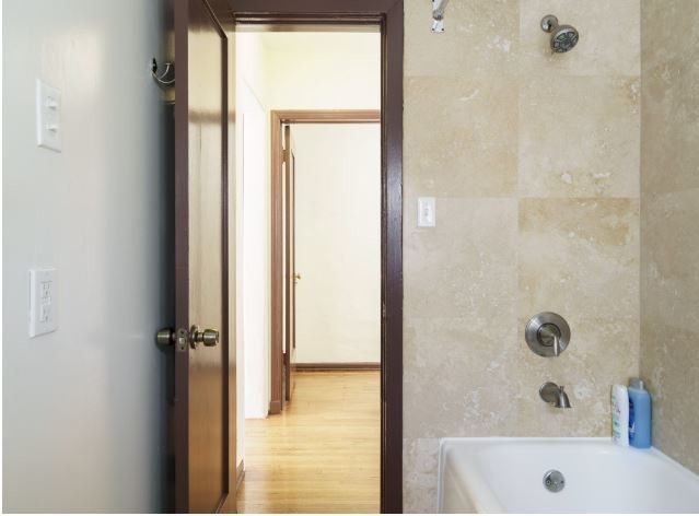 Building Photo - 6230 Lindenhurst Ave