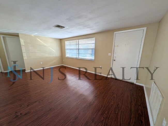 Building Photo - JUST REDUCED!!!  Large 2/2/1 1060 sq ft home with INDOOR LAUNDRY, a full garage, updated kitchen ...