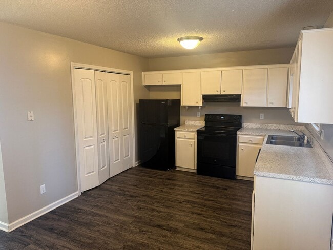 Building Photo - 113 Henley Pl