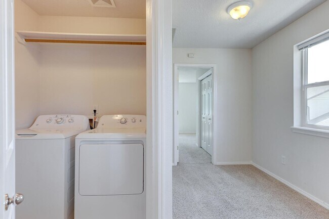 Building Photo - Spacious 3 Bed, 2.5 Bath Home with Garage ...