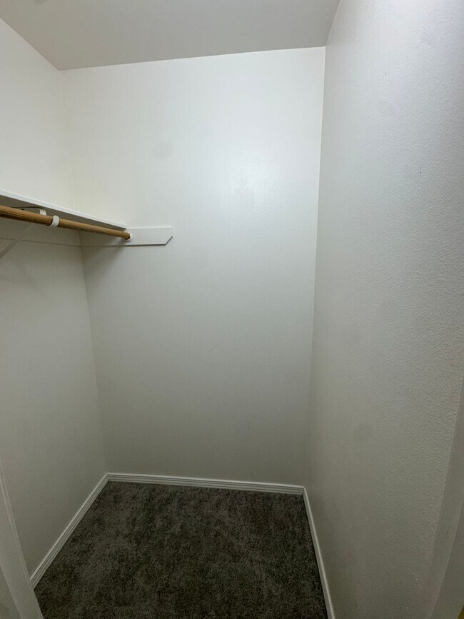 Building Photo - 100 Burton St