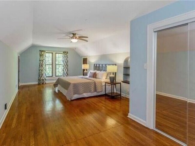Building Photo - Lovely Forest Hills Home