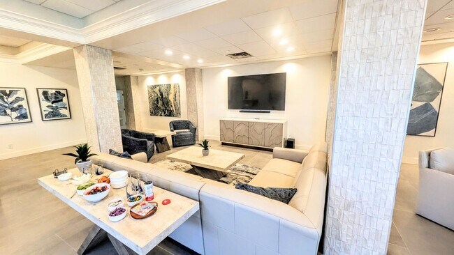 Building Photo - Annual UNfurnished Siesta Key Gulf front 2/2 condo with water views!