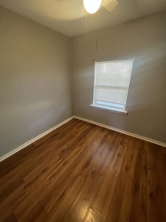 Building Photo - COMING SOON: Cute 3 bedroom, 2 bathroom ho...