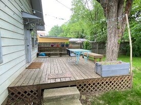 Building Photo - 215 E Vermilya Ave