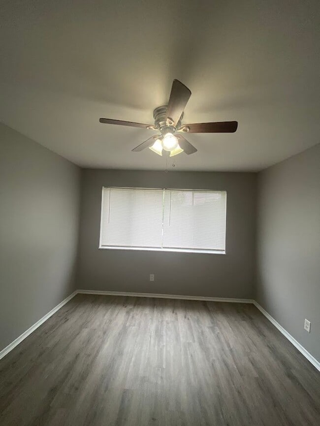 Building Photo - Freshly updated 2-bedroom apartment in Flo...