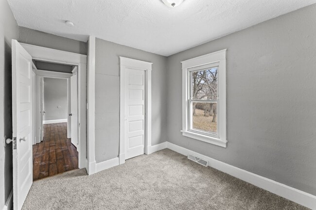 Building Photo - COMING SOON!! Charming 2-Bedroom Haven in Kansas City Northland!