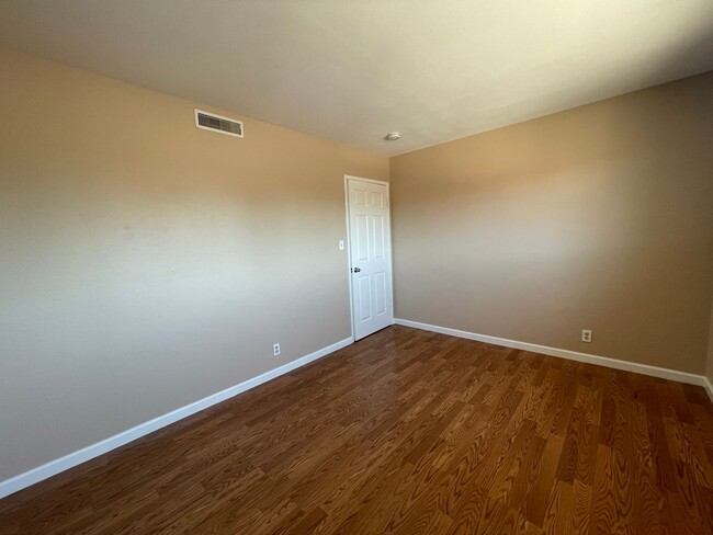 Building Photo - 3 Bedroom unit available in Hayward!