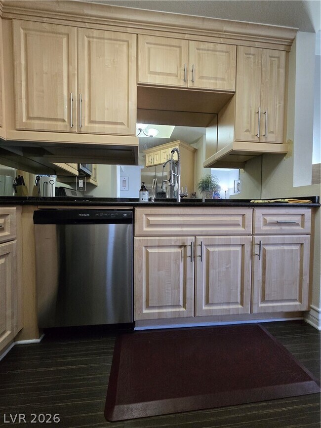 Building Photo - 220 E Flamingo Rd