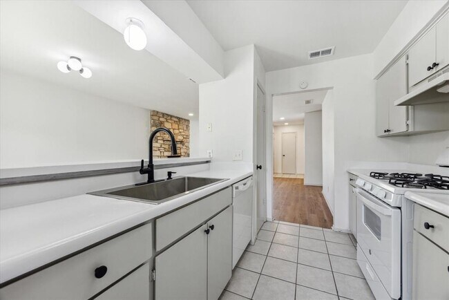 Building Photo - 807 Castle Ridge Rd