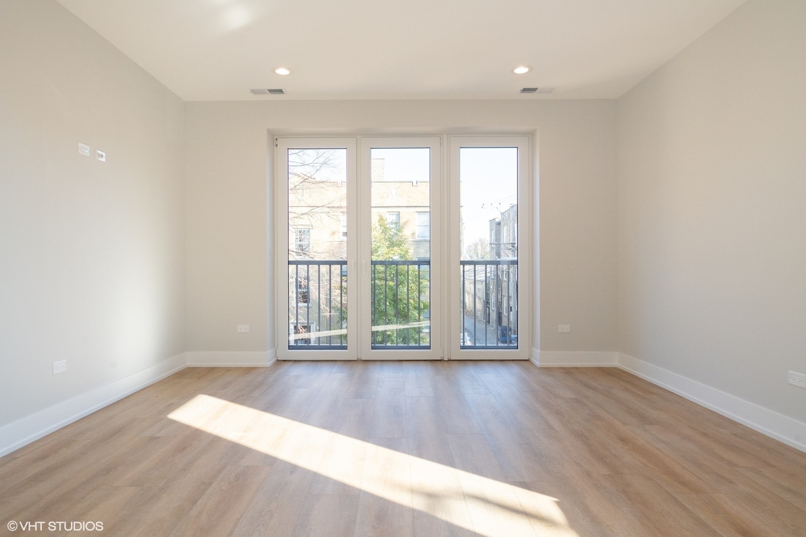 Building Photo - 3216 N Karlov Ave