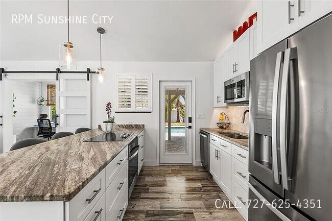 Building Photo - 14024 N Bayshore Dr