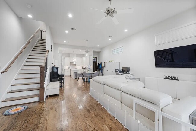 Building Photo - 3022 Maxroy St