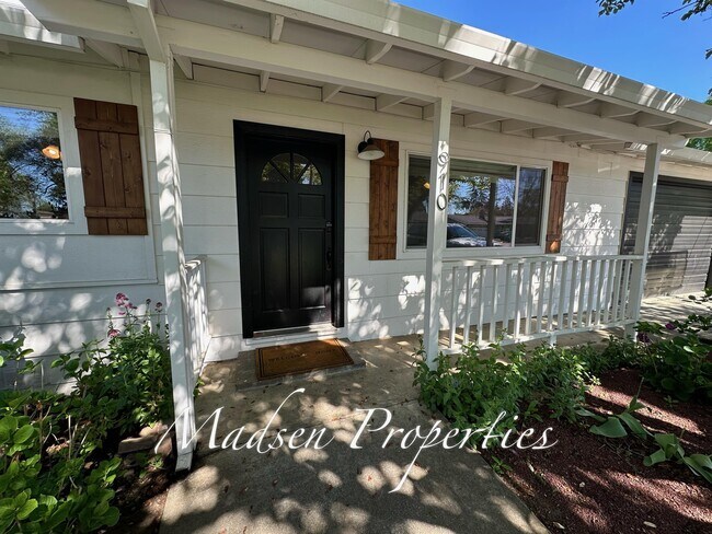 Building Photo - 910 Sequoyah Ave