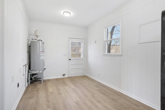 Building Photo - Renovated 4 Bed, 4 Bath Single Level Home, No HOA