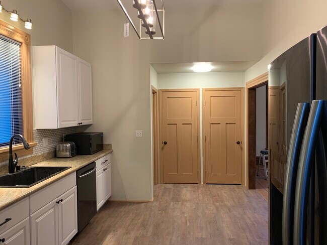 Building Photo - 433 Olive St