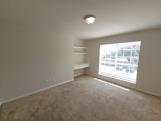 Building Photo - 2626 Holly Hall St