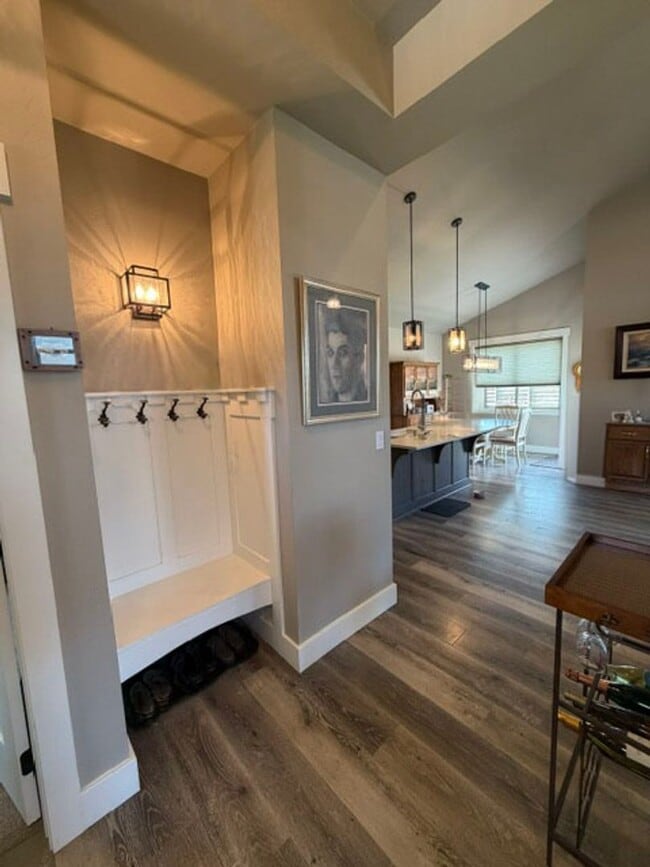 Building Photo - Gorgeous Silverbrook Home