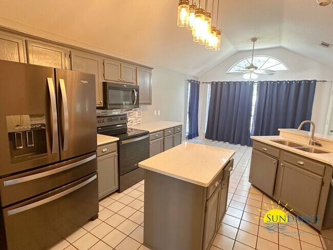 Building Photo - Stunning 3 Bedroom Home in Navarre