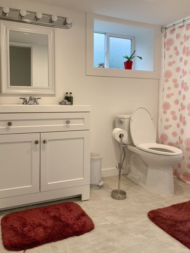 Building Photo - 5Bd/2Ba Seattle Home