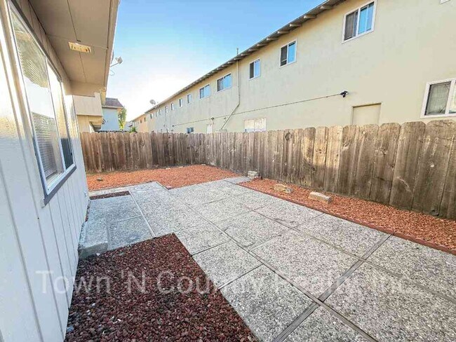 Building Photo - 250 E Romie Ln