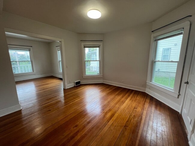 Building Photo - 3 BR House available in June