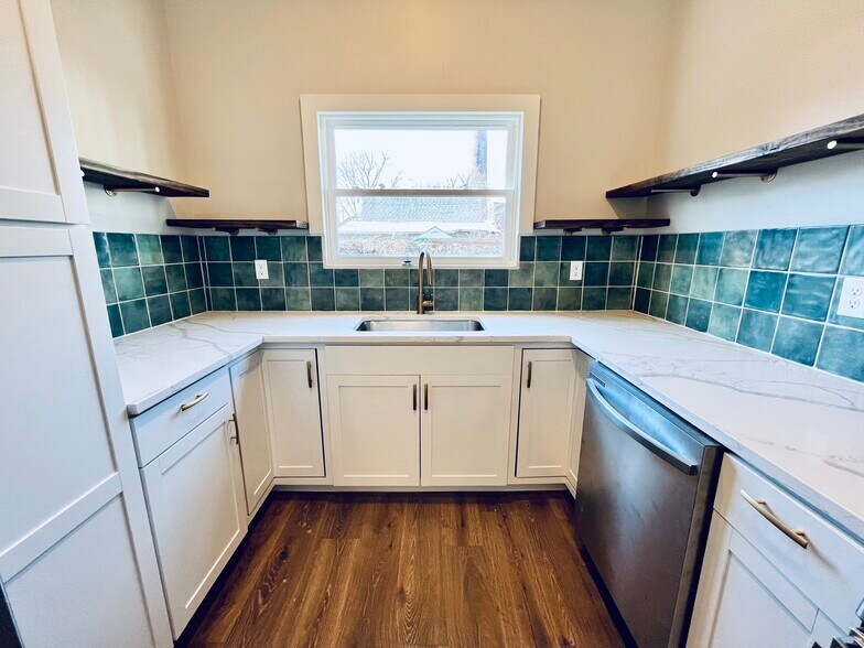 Kitchen - 1012 Swan St
