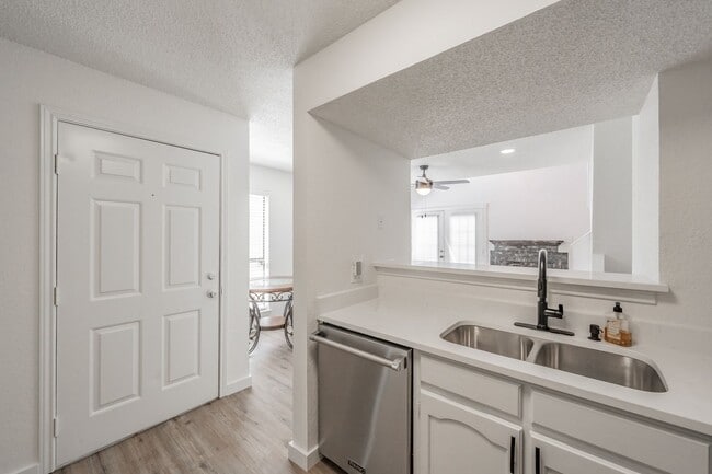Building Photo - Updated 1-Bedroom Condo in Gated Community...