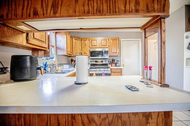 Building Photo - 3 Bedroom 2 Bathroom